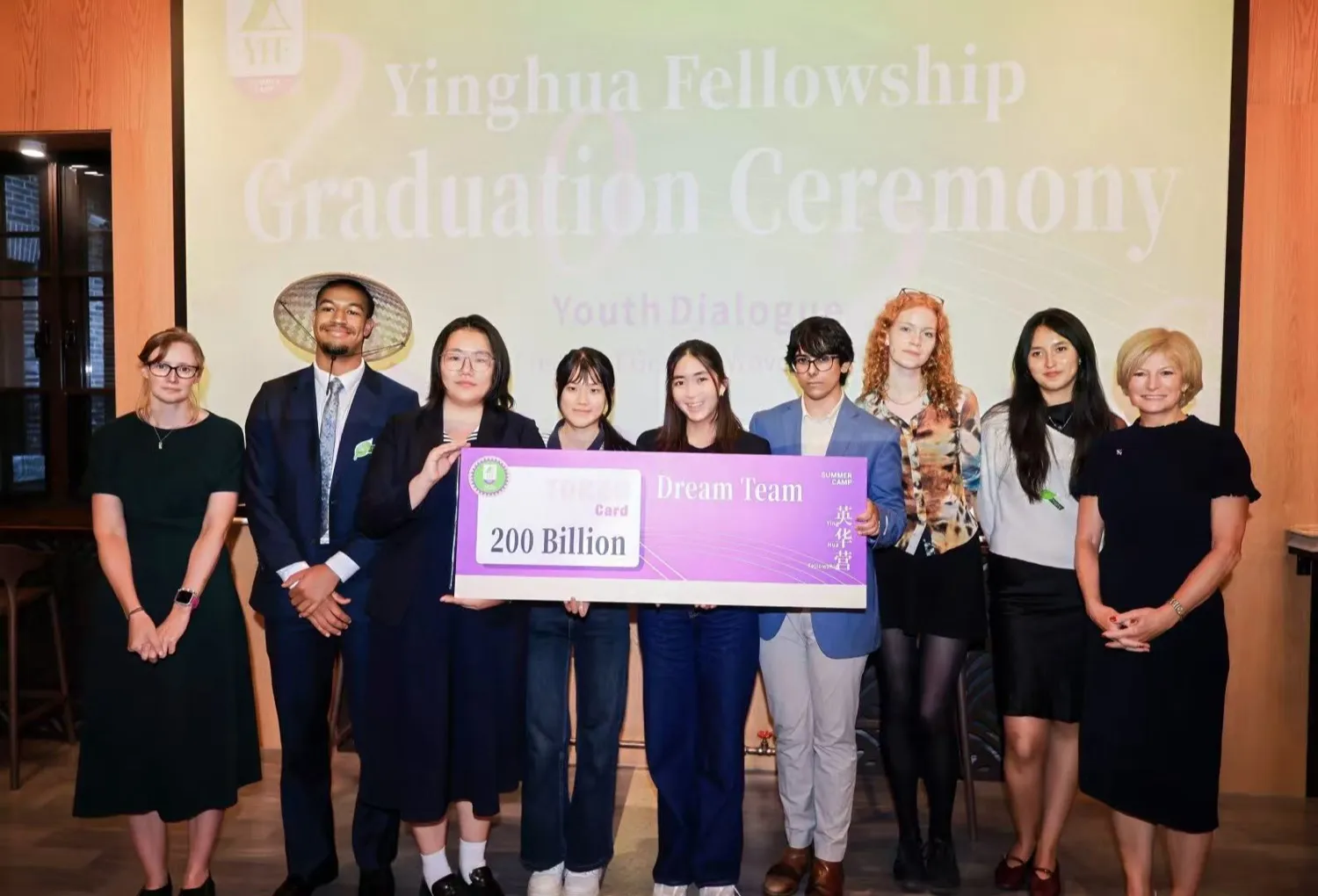 Team 01 receiving the Dream Team Award at the graduation ceremony